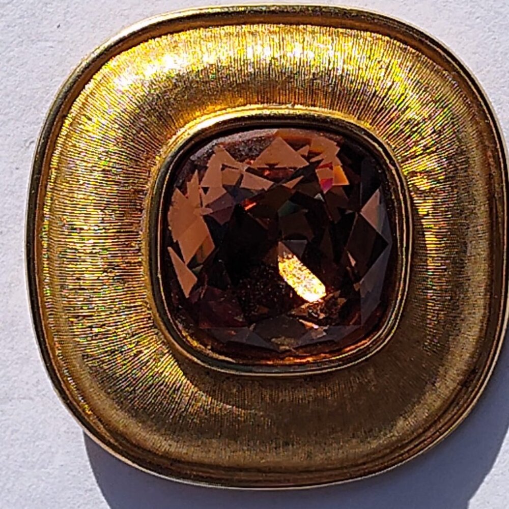 This vintage brooch by Weiss features multifaceted tops made of rhinestones, exu
